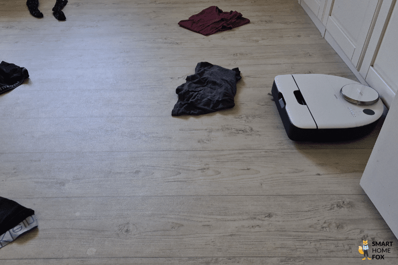 Der Vorwerk Kobold VR7 umfährt in einem Objekterkennung-Test ein T-Shirt.